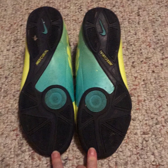 Men’s 8.5 Nike indoor soccer shoe - Picture 3 of 3